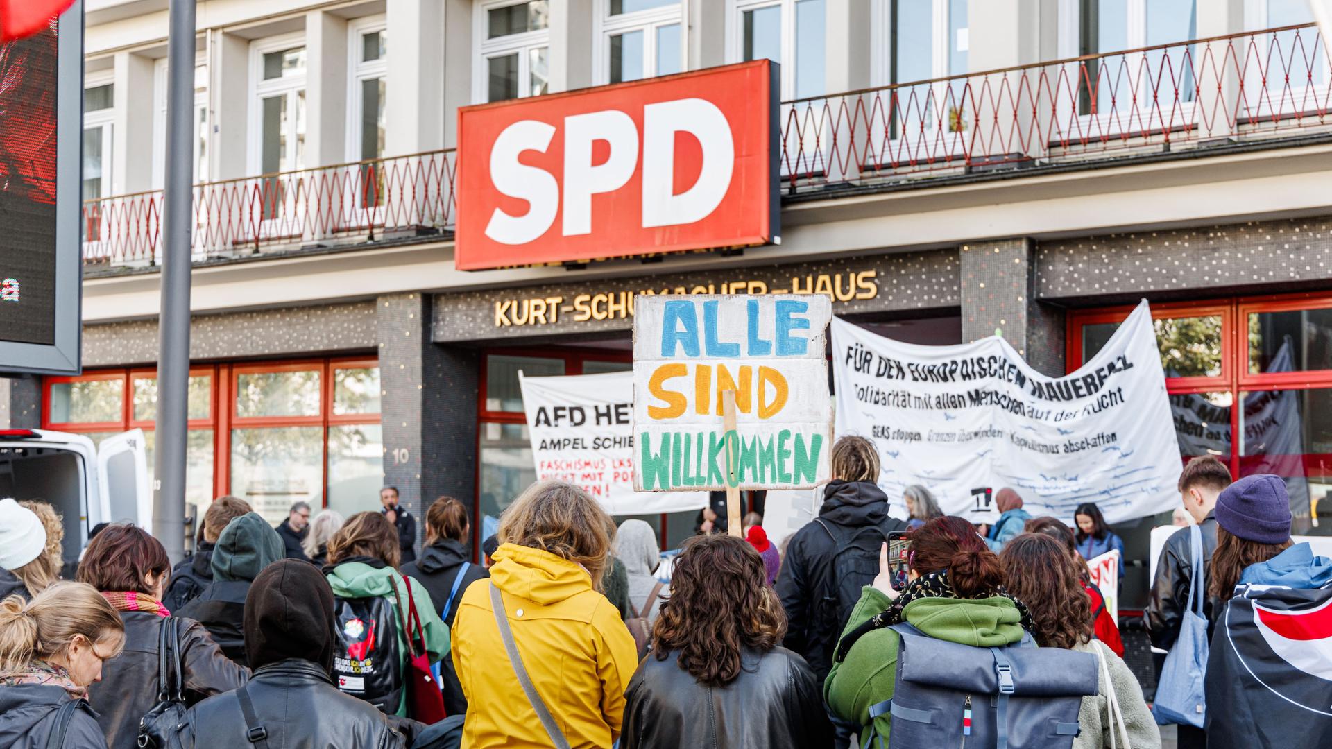 Demonstranten protestieren vor der Hamburger SPD Zentrale gegen die Flüchtlingspolitik des Senats. Der Protest trug das Motto «Solidarität statt Abschottung - Nein zu Grenzschließung und "Sicherheitspaket"».