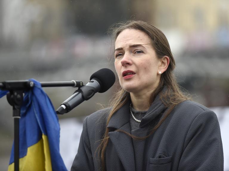 Vorsitzende des Zentrums für Bürgerrechte, Oleksandra Matviichuk, während einer Rede anlässlich des seit elf Jahren andauernden Krieges zwischen Russland und der Ukraine