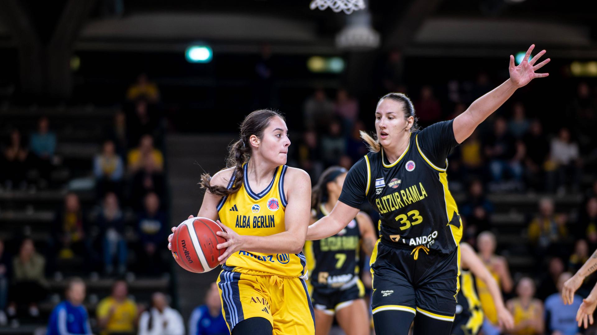 Leoni Kreyenfeld (l.) von Alba Berlin in einem Eurocup-Spiel gegen Bojana Kovacevic von Elitzur Ramla