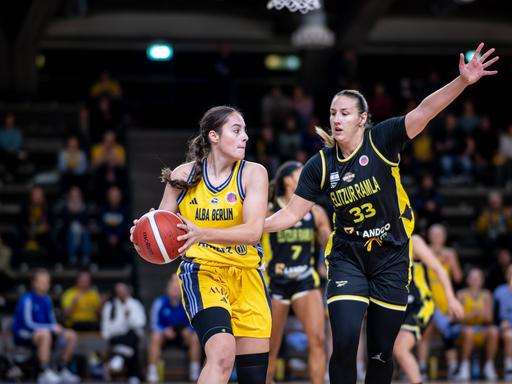 Leoni Kreyenfeld (l.) von Alba Berlin in einem Eurocup-Spiel gegen Bojana Kovacevic von Elitzur Ramla