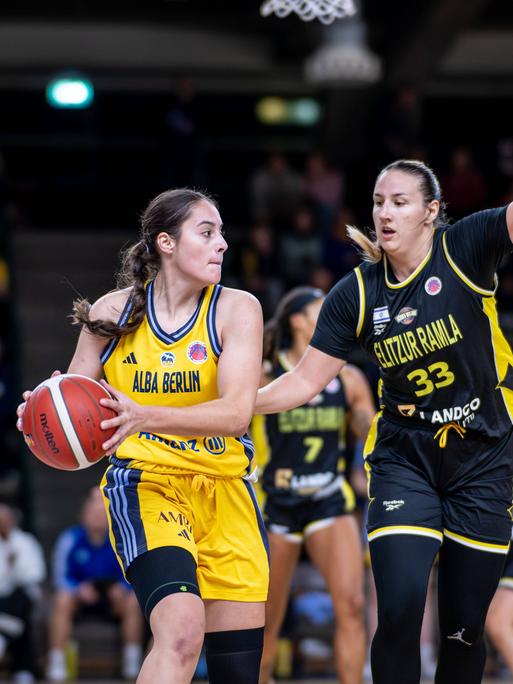 Leoni Kreyenfeld (l.) von Alba Berlin in einem Eurocup-Spiel gegen Bojana Kovacevic von Elitzur Ramla