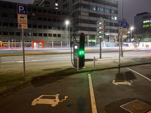 Zwei Parkplätze markieren Lademöglichkeiten für Elektroautos.