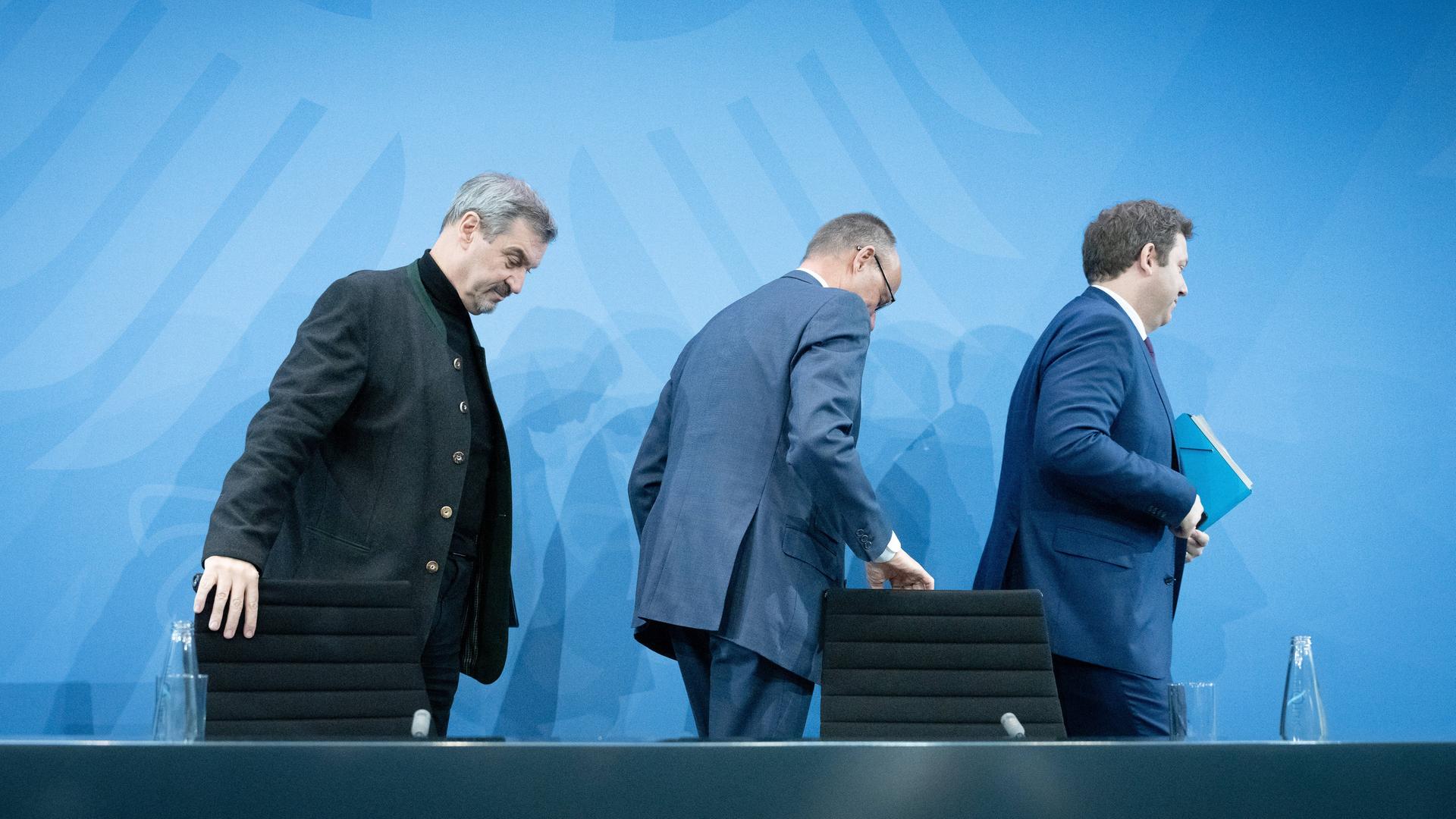 Bundeskanzler, Friedrich Merz, CDU, Vizekanzler, Finanzminister, Lars Klingbeil, SPD, Ministerpräsident Bayern, Markus Söder, CSU, verlassen eine Pressekonferenz im Berliner Bundeskanzleramt. Bundeskanzler, Friedrich Merz, CDU, Vizekanzler, Finanzminister, Lars Klingbeil, SPD, Ministerpräsident Bayern, Markus Söder, CSU, verlassen eine Pressekonferenz im Berliner Bundeskanzleramt.