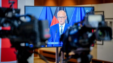 Ein Bildschirm im Willy-Brandt-Haus zeigt Bundeskanzler Friedrich Merz (CDU) bei seiner Ansprache nach den Wahlen in Berlin und Mecklenburg-Vorpommern. 
