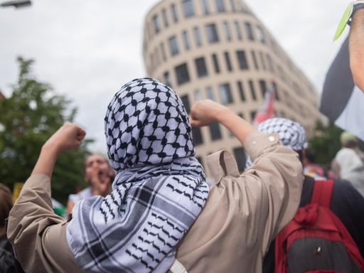 Pro-palästinensische Demonstrierende protestieren in Berlin und fordern ein Ende des Nahostkrieges.