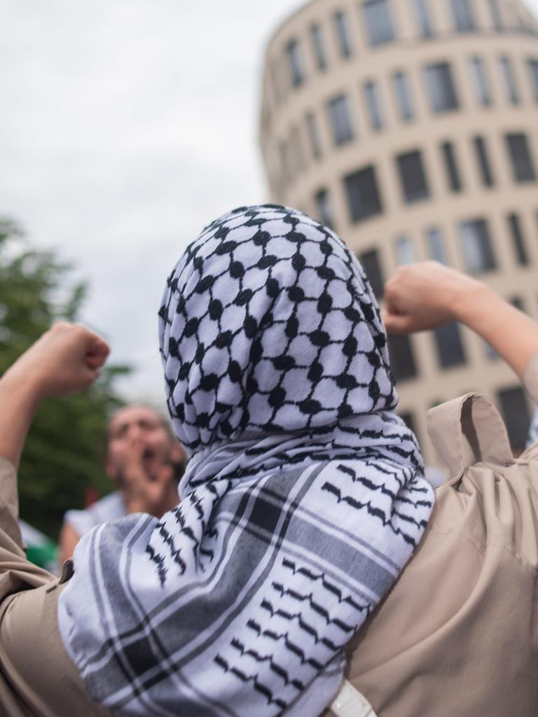 Pro-palästinensische Demonstrierende protestieren in Berlin und fordern ein Ende des Nahostkrieges.