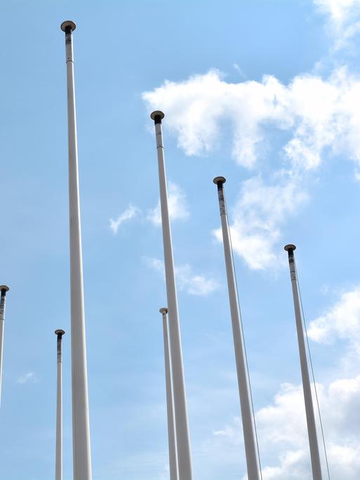 Leere Fahnenmasten vor blauem Himmel (in Berlin)