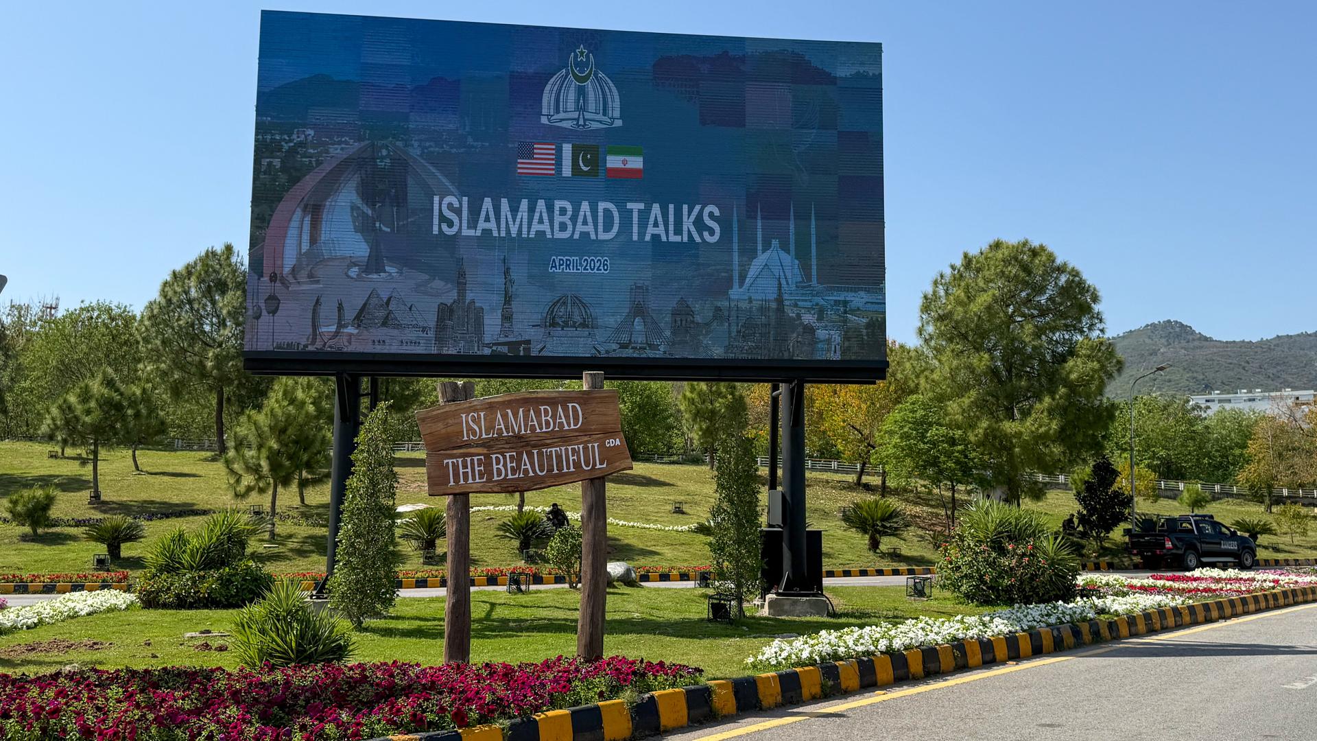 Ein Plakat in einem Park mit der Aufschrift "Islamabad Talks"