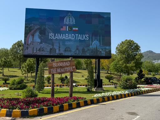 Ein Plakat in einem Park mit der Aufschrift "Islambad Talks"