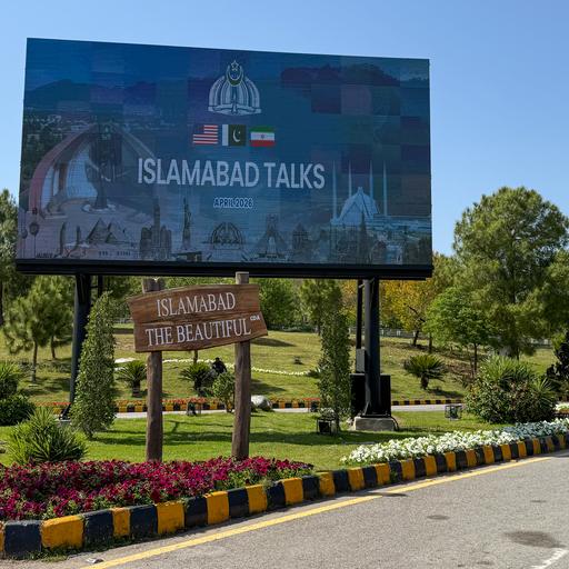 Ein Plakat in einem Park mit der Aufschrift "Islambad Talks"