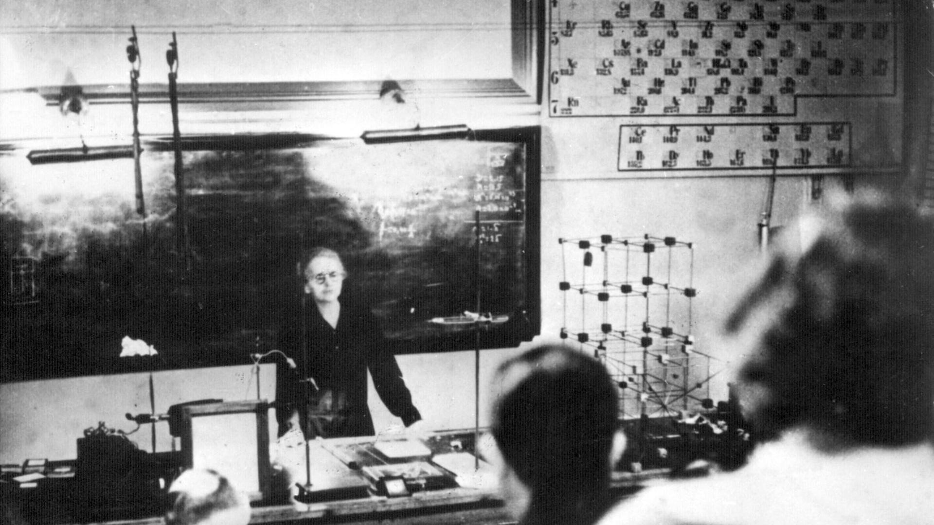 Das schwarz-weiße Bild zeigt Marie Curie bei einer Vorlesung im Radium-Institut in Paris im Jahr 1927