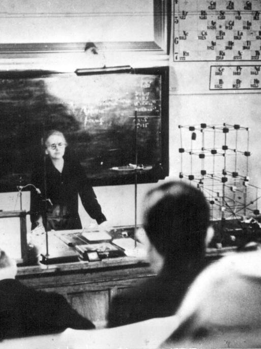 Das schwarz-weiße Bild zeigt Marie Curie bei einer Vorlesung im Radium-Institut in Paris im Jahr 1927
