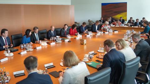 Berlin: Bundeskanzler Olaf Scholz (Mitte l, SPD) und andere Teilnehmer des Bundeskabinetts warten auf den Beginn der Sitzung im Kanzleramt.