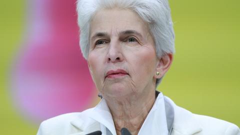 Marie-Agnes Strack-Zimmermann steht am Rednerpult.