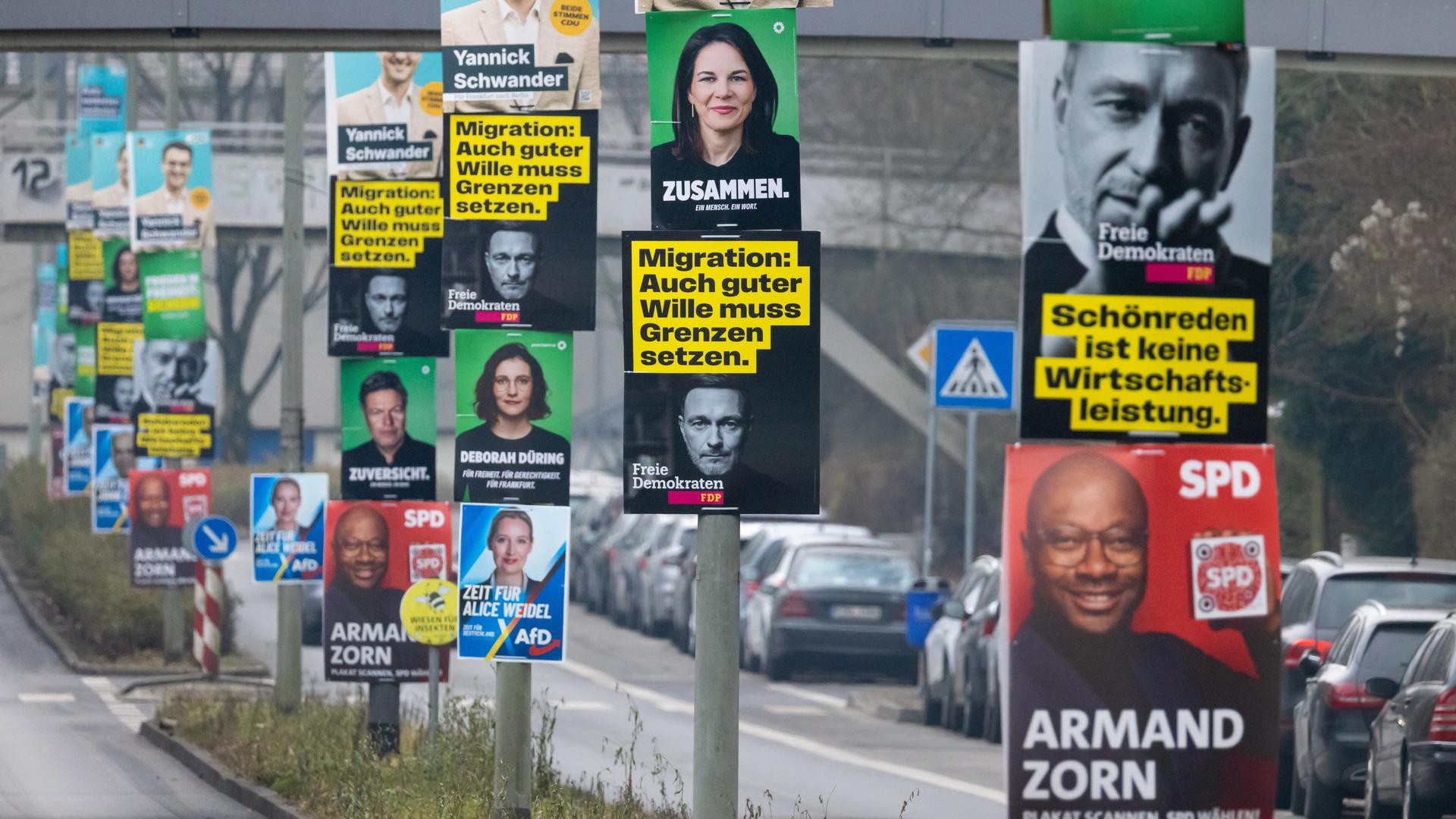 Wahlplakate der etablierten Parteien CDU, AfD, Bündnis 90/Die Grünen, SPD und FDP hängen an einer Schnellstraße an mehreren Laternenmasten