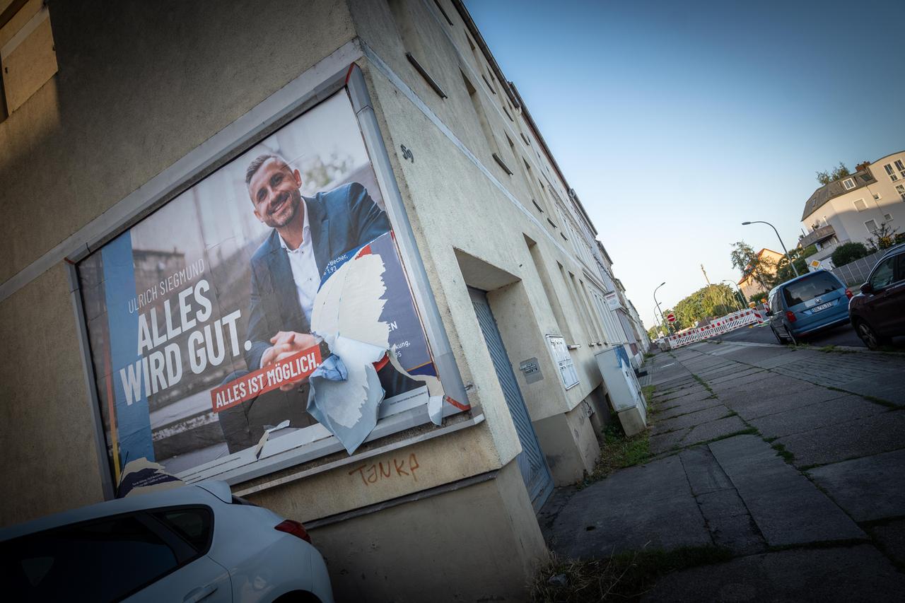 Beschädigtes Wahlplakat der AfD in Sachsen-Anhalt mit Spitzenkandidat Ulrich Siegmund und dem Slogan "Alles wird gut".