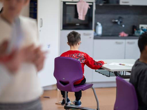 Im Förderunterricht an einer Förderschule sitzt im Klassenraum ein Schüler etwas abseits. Im Förderunterricht an einer Förderschule sitzt im Klassenraum ein Schüler etwas abseits.