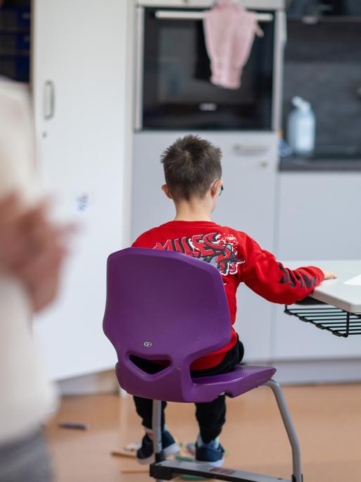 Im Förderunterricht an einer Förderschule sitzt im Klassenraum ein Schüler etwas abseits. Im Förderunterricht an einer Förderschule sitzt im Klassenraum ein Schüler etwas abseits.