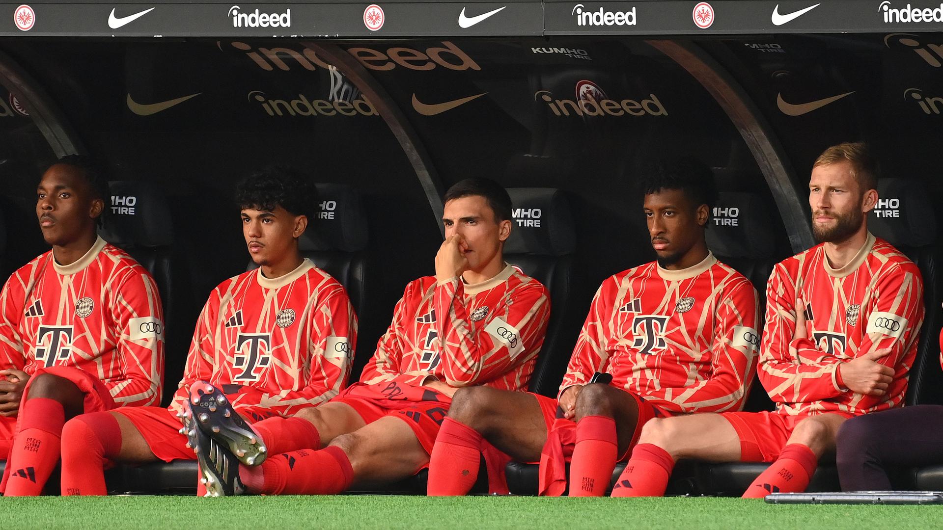 Ersatzbank des FC Bayern München beim Spiel bei Eintracht Frankfurt