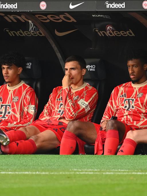 Ersatzbank des FC Bayern München beim Spiel bei Eintracht Frankfurt