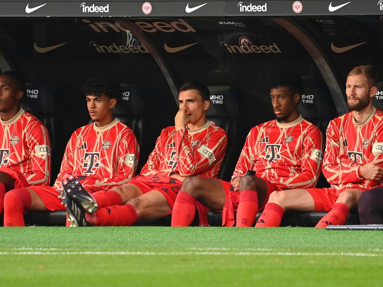 Ersatzbank des FC Bayern München beim Spiel bei Eintracht Frankfurt