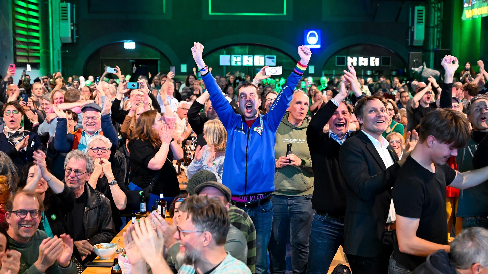 Anhänger der Grünen jubeln bei der Wahlparty von Bündnis 90/Die Grünen nach der Stichwahl in der bayerischen Landeshauptstadt nach Bekanntgabe der ersten Zahlen. 