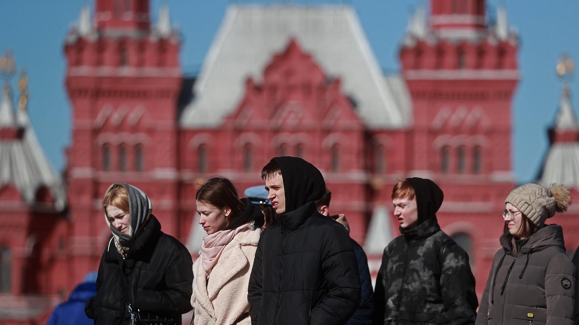 Jugendliche Passanten in Moskau Jugendliche Passanten in Moskau