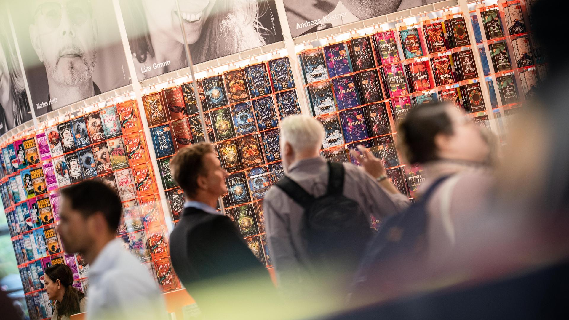 Besucher schauen sich auf der Frankfurter Buchmesse Buchtitel und die Stände der Aussteller an. 