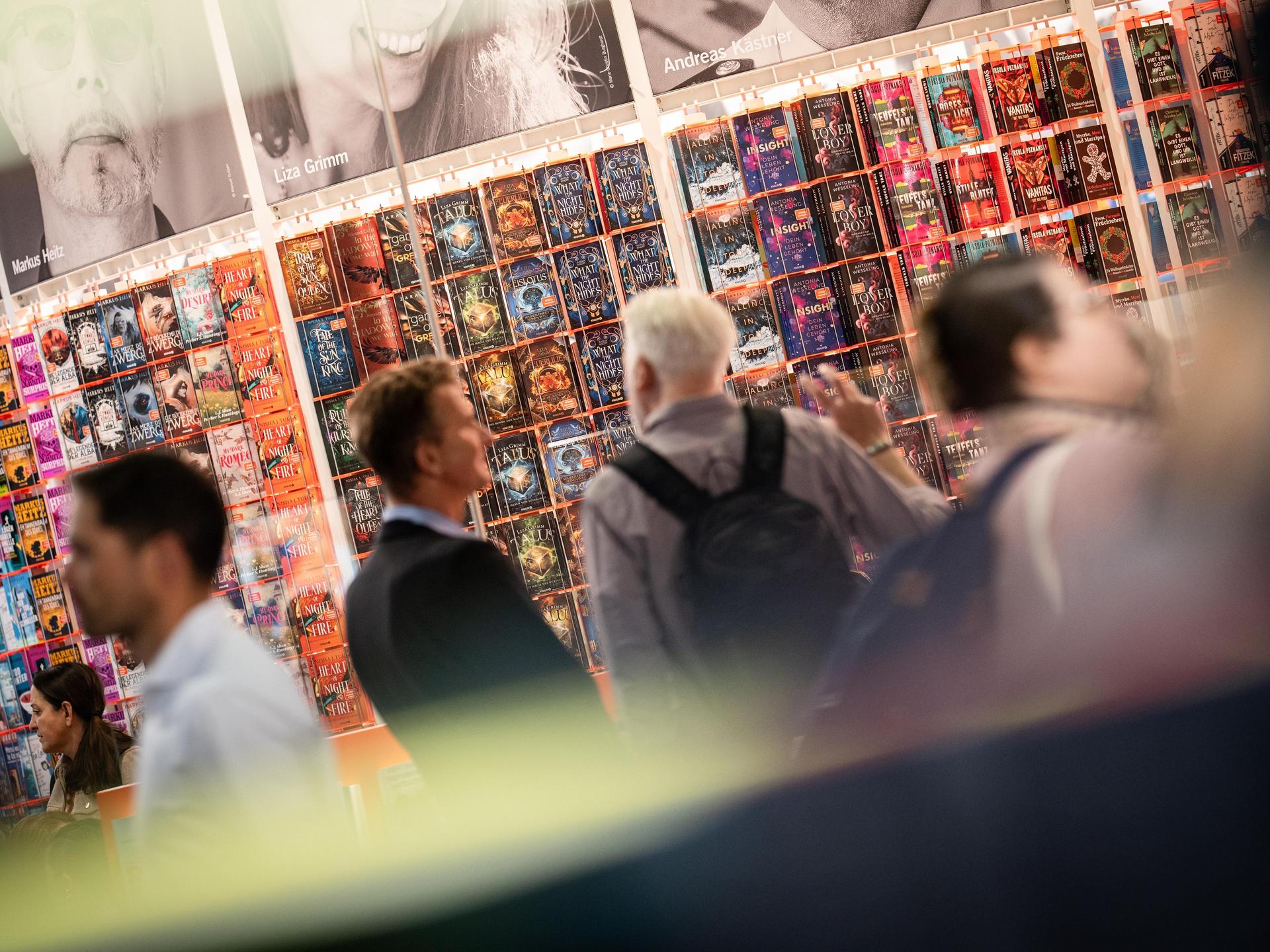 Besucher schauen sich auf der Frankfurter Buchmesse Buchtitel und die Stände der Aussteller an. 