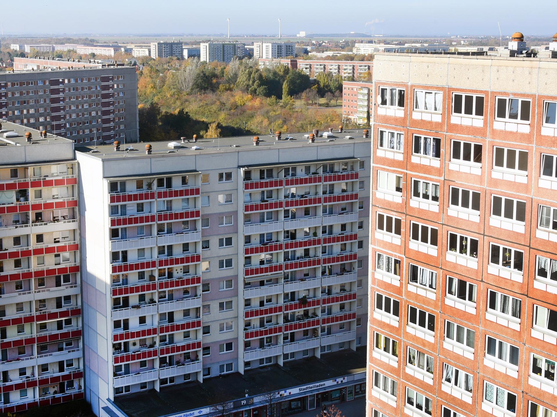 Modernisierte Plattenbauten zwischen Grünanlagen prägen das Bild vom Wohngebiet Grünau im Westen von Leipzig. Am 3.11.1977 wurde die erste schlüsselfertige Wohnung übergeben.