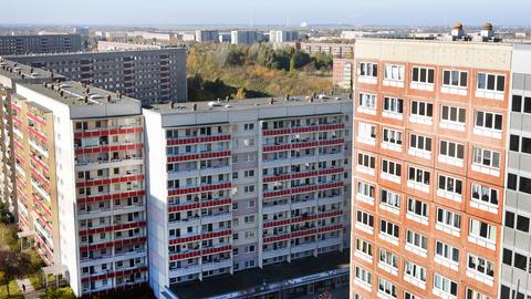 Modernisierte Plattenbauten zwischen Grünanlagen prägen das Bild vom Wohngebiet Grünau im Westen von Leipzig. Am 3.11.1977 wurde die erste schlüsselfertige Wohnung übergeben.