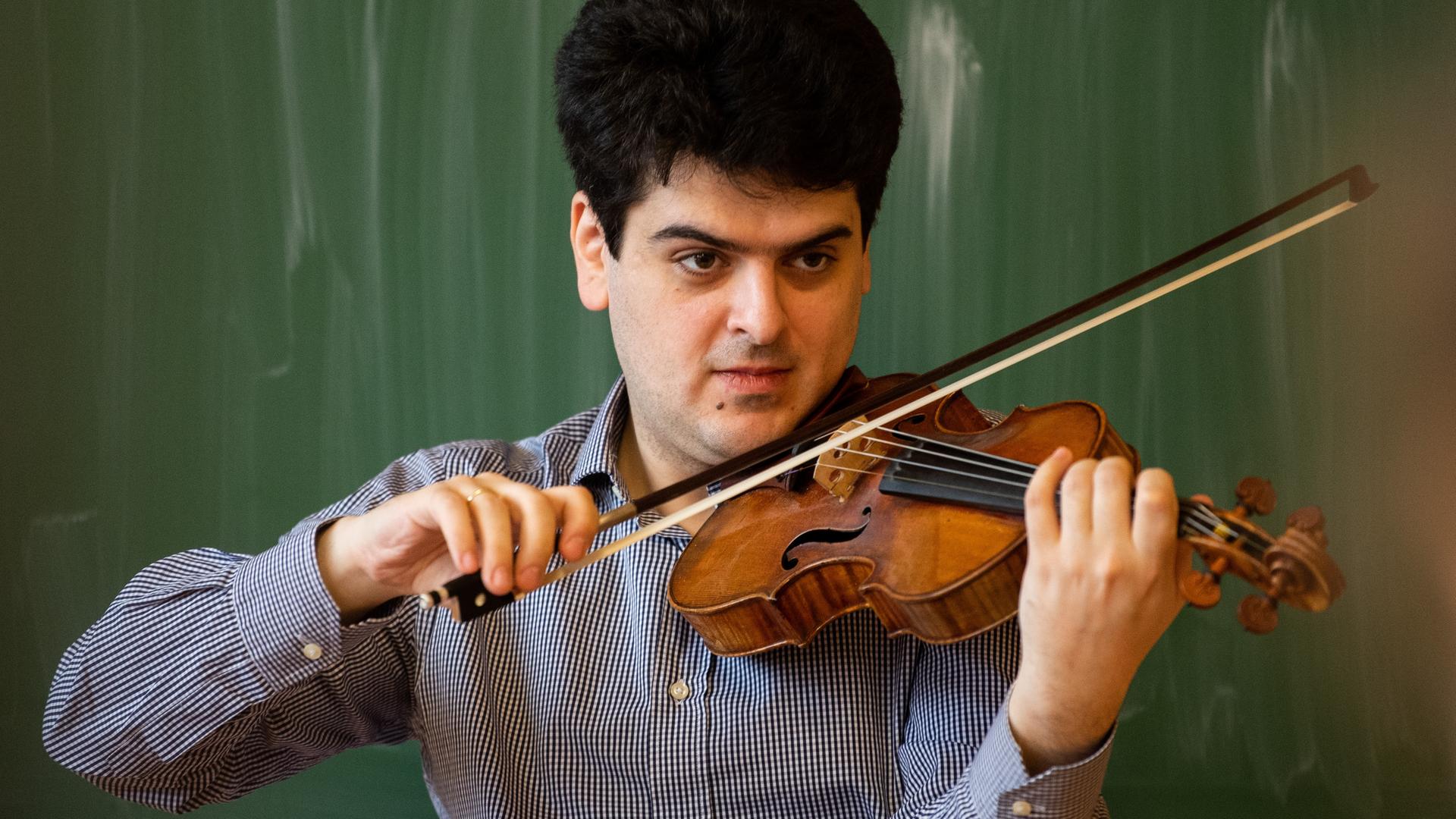 Der Geiger Michael Barenboim spielt während seines Besuchs in einer Grundschule auf seiner Geige.