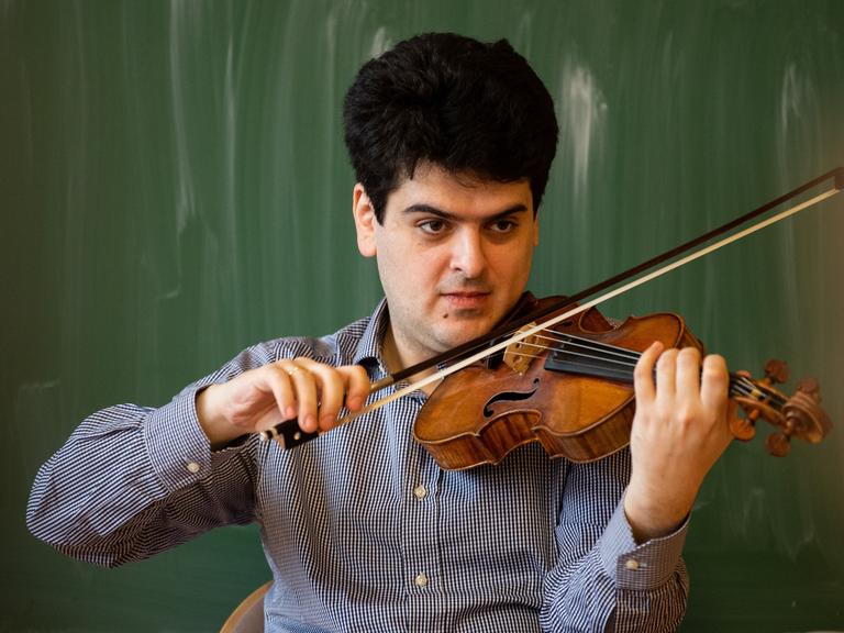 Der Geiger Michael Barenboim spielt während seines Besuchs in einer Grundschule auf seiner Geige.
