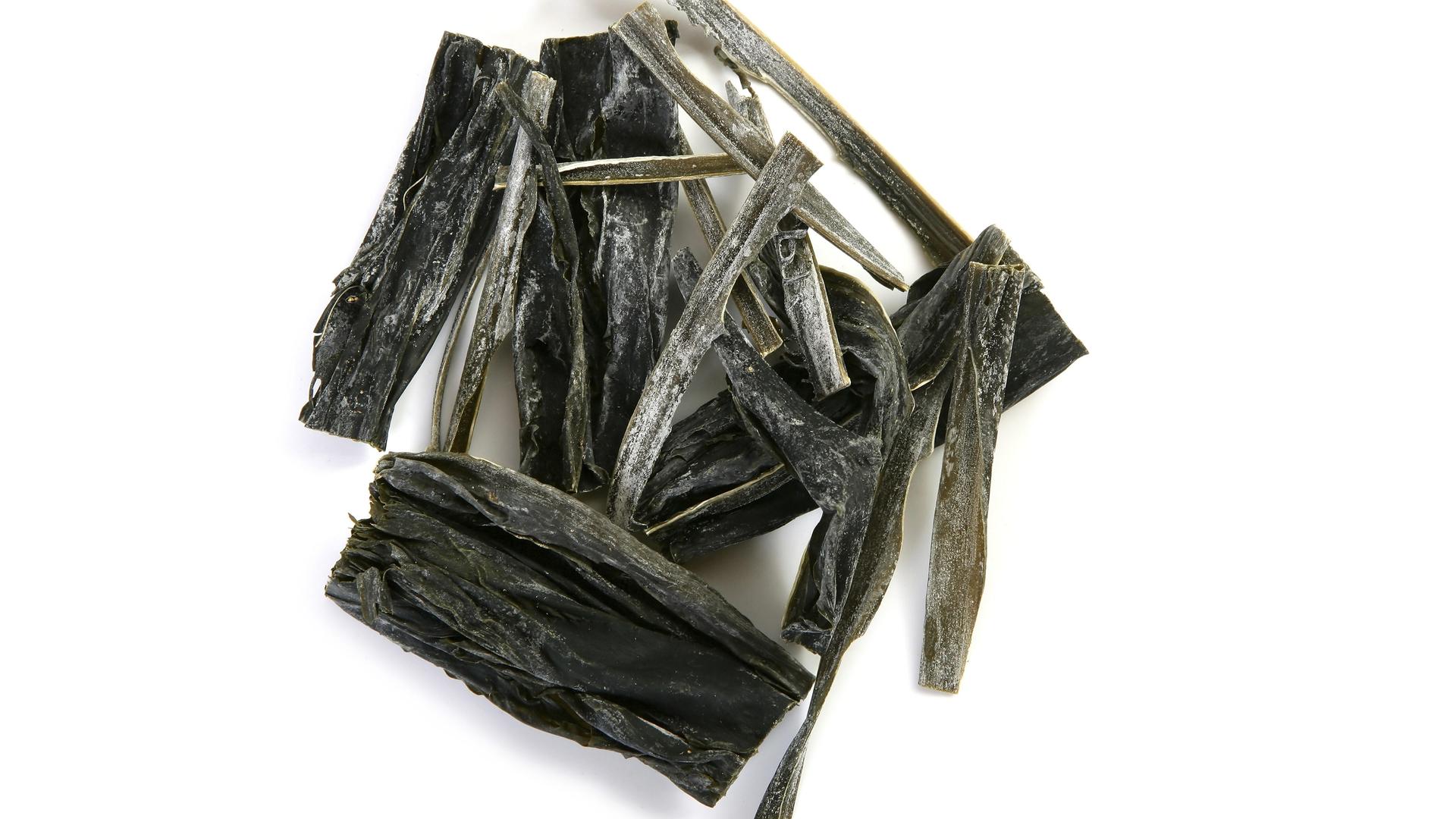 Getrocknete Algen sind Kombu, längliche spinatgrüne Plättchen.
