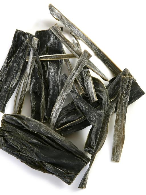 Getrocknete Algen sind Kombu, längliche spinatgrüne Plättchen. Getrocknete Algen sind Kombu, längliche spinatgrüne Plättchen.