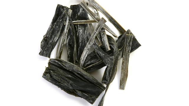 Getrocknete Algen sind Kombu, längliche spinatgrüne Plättchen.