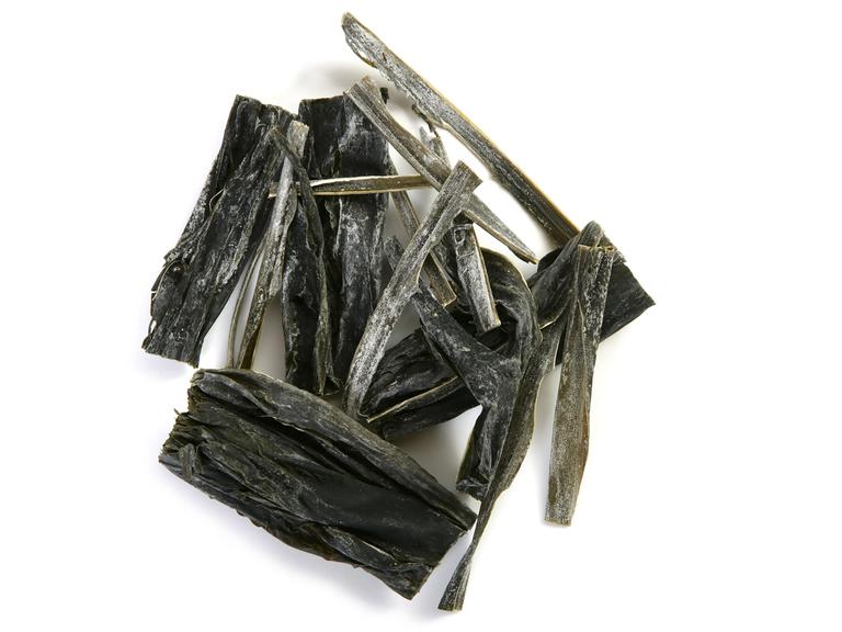 Getrocknete Algen sind Kombu, längliche spinatgrüne Plättchen. Getrocknete Algen sind Kombu, längliche spinatgrüne Plättchen.