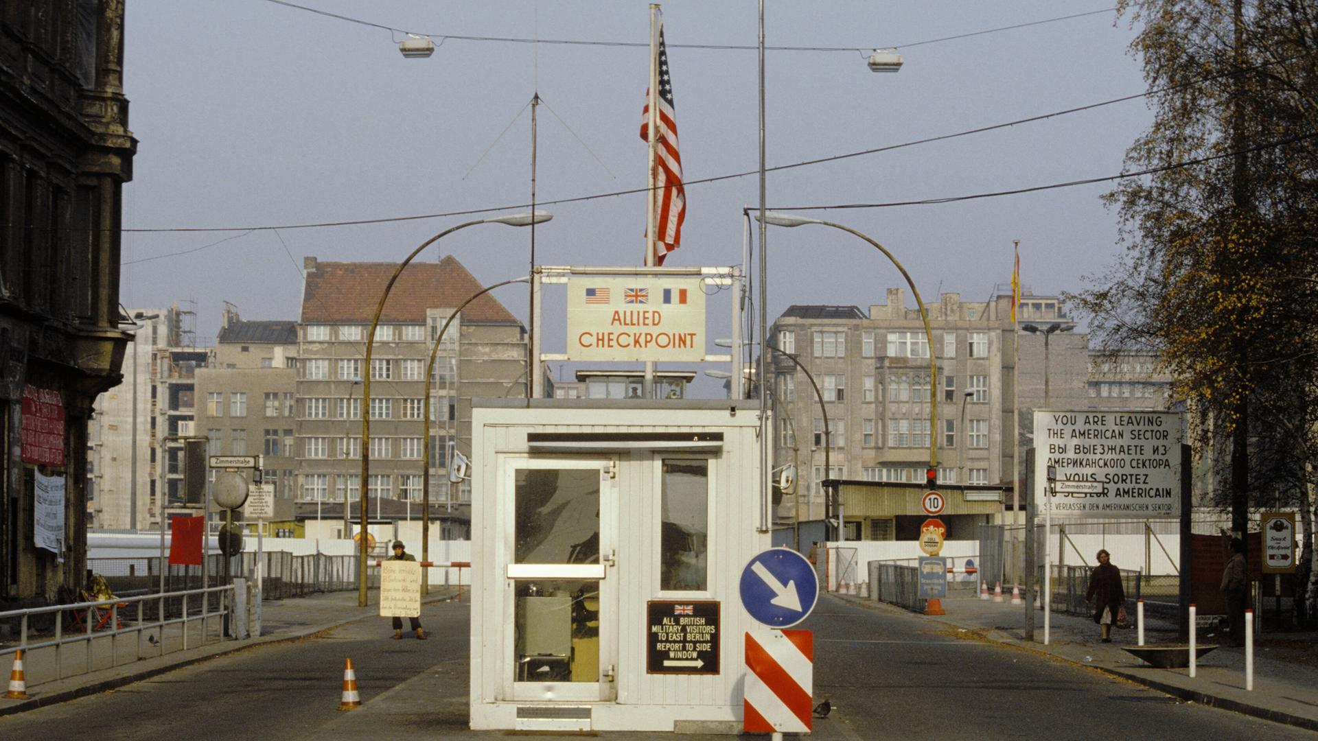 Checkpoint Charlie in Berlin in den 80er-Jahren