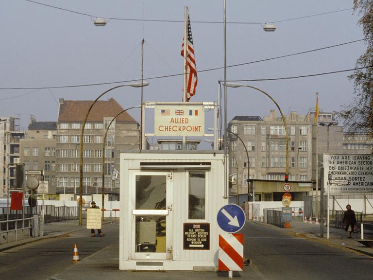 Checkpoint Charlie in Berlin in den 80er-Jahren