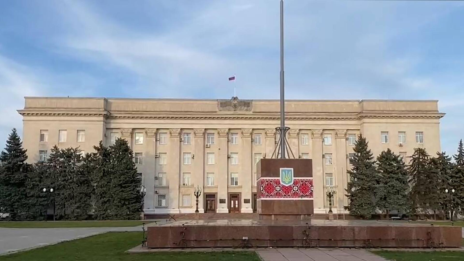 Auf einem Verwaltungsgebäude der ukrainischen Stadt Cherson weht eine russische Flagge Auf einem Verwaltungsgebäude der ukrainischen Stadt Cherson weht eine russische Flagge