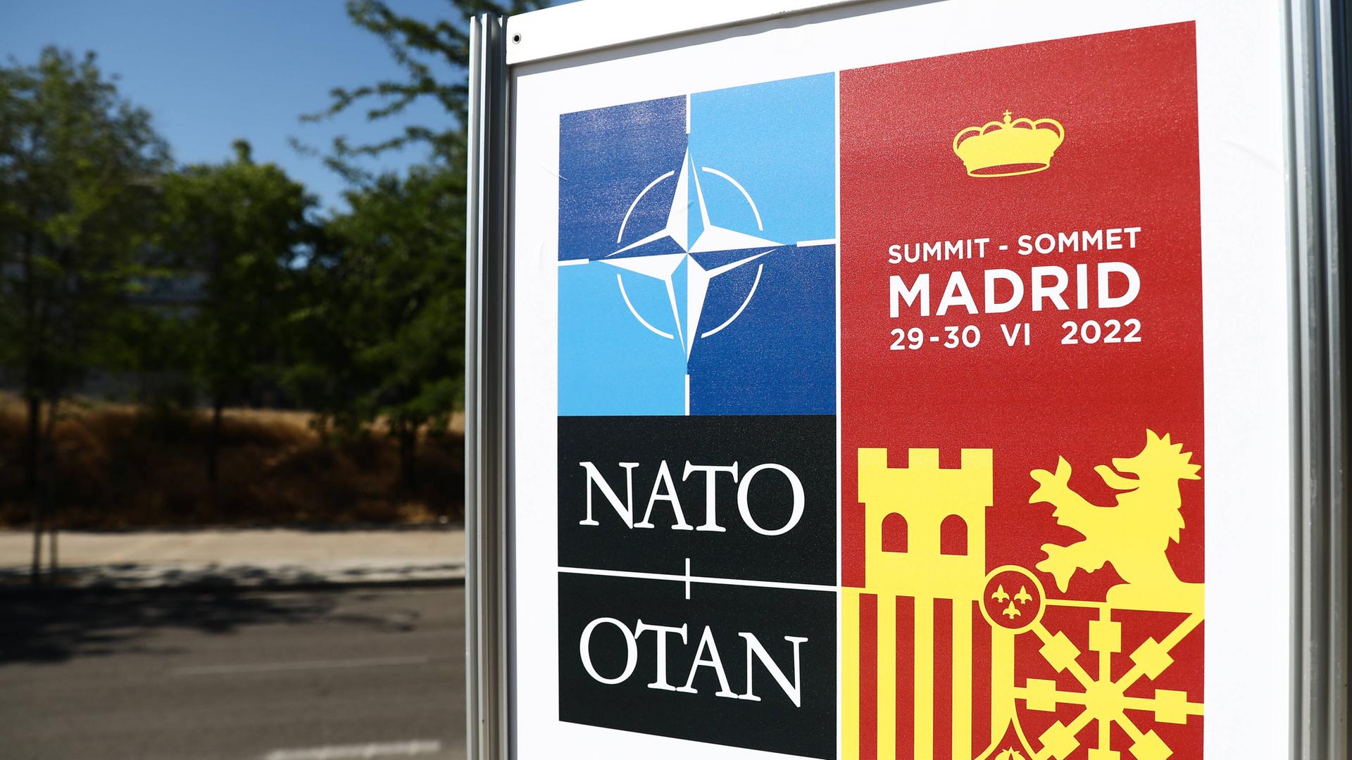Das Symbol für den NATO-Gipfel in Madrid ist auf einem Schild an einer Straße in Madrid zu sehen