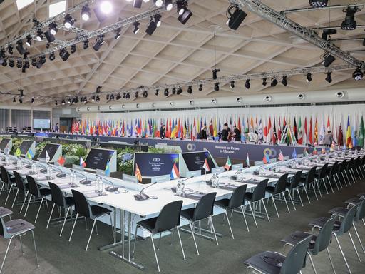 Vorbereitungen für die Ukraine-Konferenz im schweizerischen Bürgenstock am 15. und 16. Juni 2024. Hier soll ein Weg zu einem bleibenden Frieden in der Ukraine gefunden werden. 