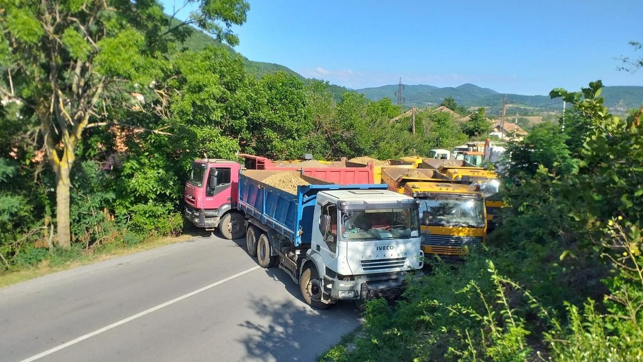 Mitrovica im Norden des Kosovos am 1. August 2022: Lkw blockieren eine Straße zum serbisch-kosovarischen Grenzübergang Jarinje