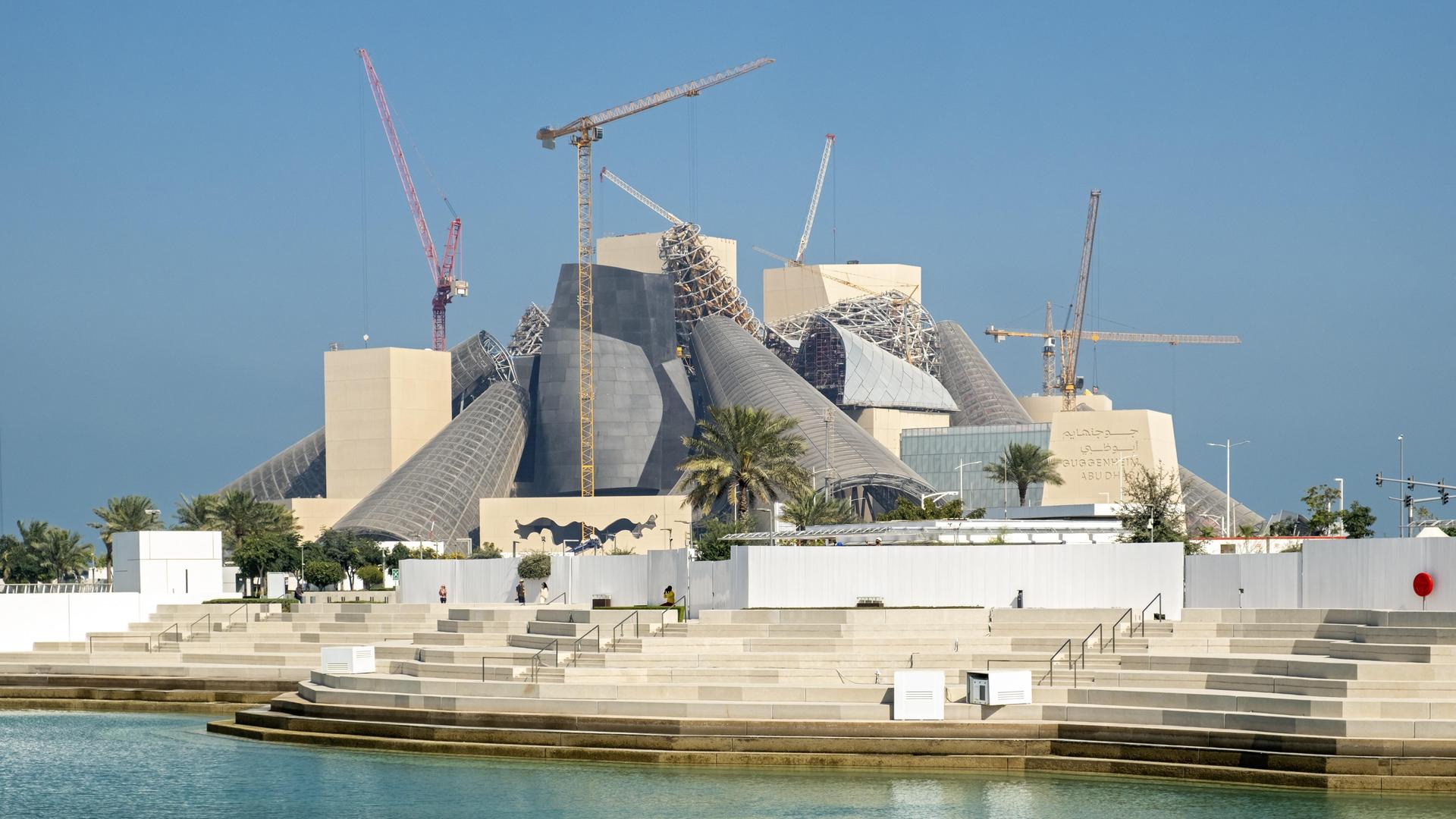 Die moderne geometrische Struktur des im Bau befindlichen Guggenheim Museums mit Kränen und Gerüsten, Abu Dhabi, 