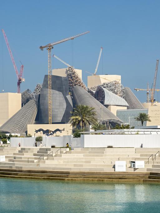 Die moderne geometrische Struktur des im Bau befindlichen Guggenheim Museums mit Kränen und Gerüsten, Abu Dhabi, 