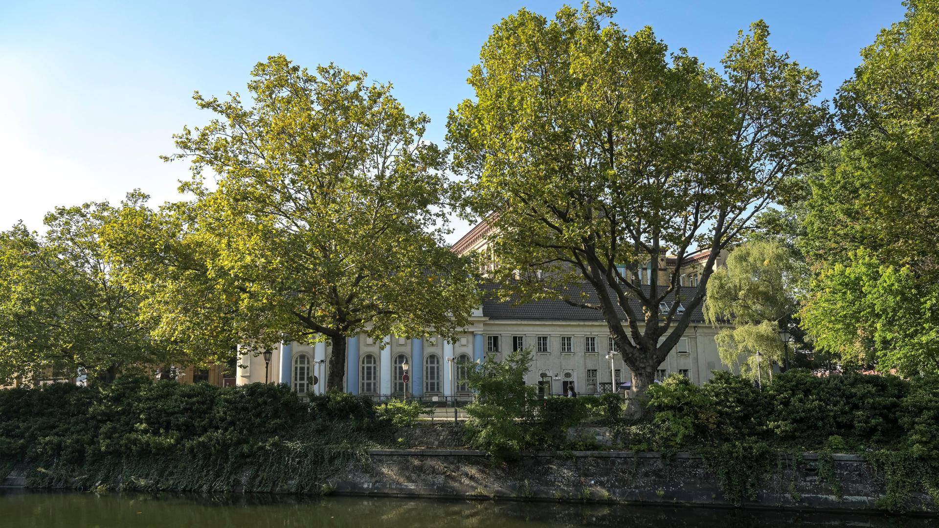 Die Synagoge am Fraenkelufer in Berlin-Kreuzberg, umgeben von Bäumen. Die Synagoge am Fraenkelufer in Berlin-Kreuzberg, umgeben von Bäumen.