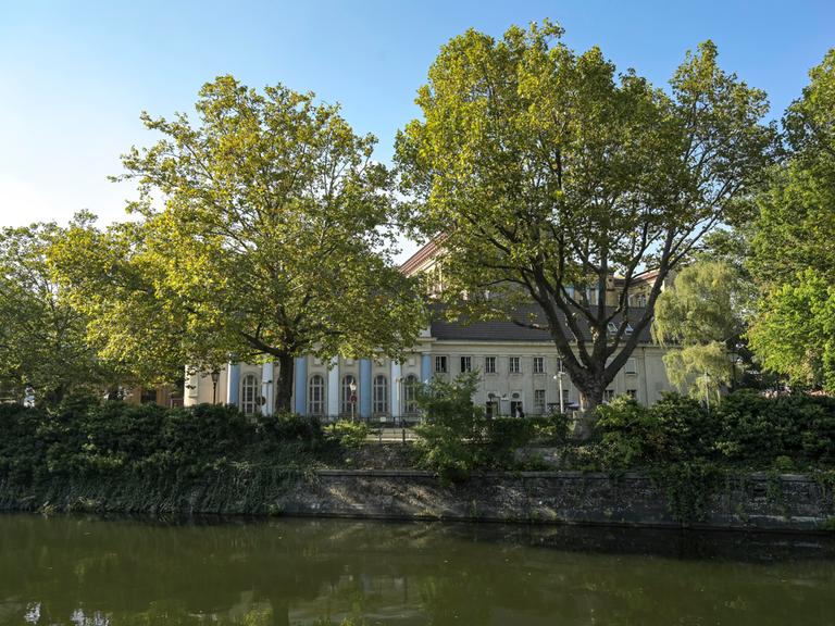 Die Synagoge am Fraenkelufer in Berlin-Kreuzberg, umgeben von Bäumen. 