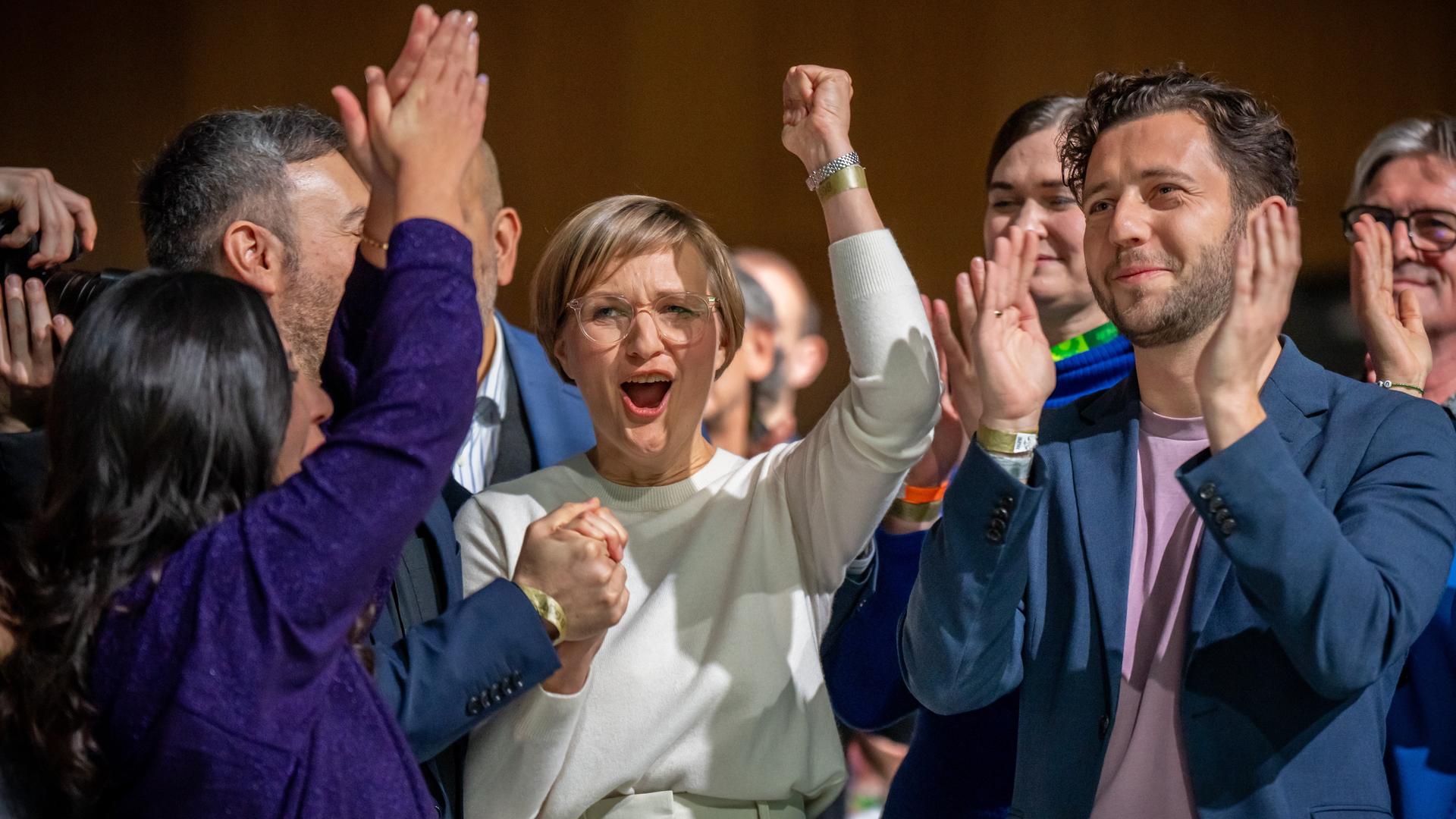 Franziska Brantner (M), neue Bundesvorsitzende von Bündnis90/Die Grünen, jubelt nach ihrer Wahl neben Felix Banaszak (r), designierter Bundesvorsitzender von Bündnis90/Die Grünen, bei der Bundesdelegiertenkonferenz der Grünen. 