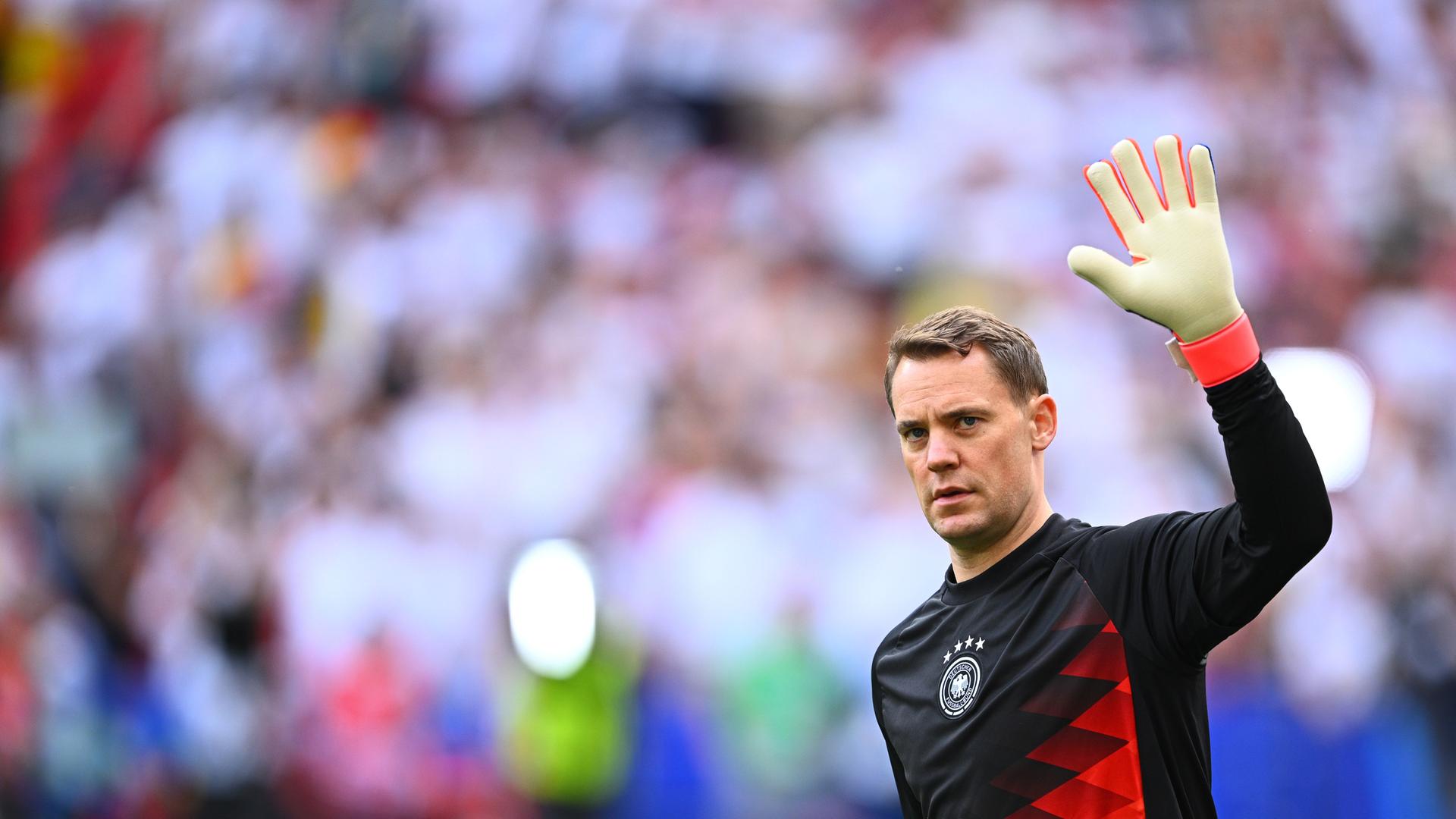 Deutschlands Torhüter Manuel Neuer winkt während der Fußball-EM 2024 zu den Fans.