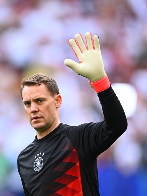 Deutschlands Torhüter Manuel Neuer winkt während der Fußball-EM 2024 zu den Fans.